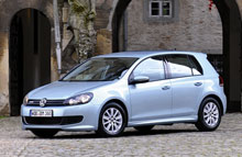 Volkswagen Golf har indledt et massivt angreb om mellemklassebilernes trone med stor prisnedsættelse.