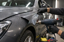 En god tommelfingerregel er at tr&aelig;kke med omtrent samme hastighed som du ville fjerne et stort stykke tape.