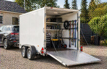 En lukket trailer beskytter indholdet mod regn, sne og andet vejr, s&aring; tingene forbliver t&oslash;rre og rene under transporten.