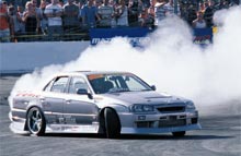 S&aring; meget ryger drift challenge, n&aring;r for eksempel amerikanerne giver den gas. Nu kommer Drift Challenge til Danmark, Padborg Park l&aelig;gger asfalt til nyheden den 22. og 23. maj.