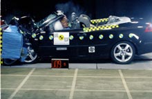 En Saab 9-3 cabriolet lader livet i sikkerhedens tjeneste.