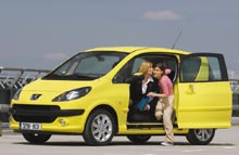 De brede skyded&oslash;rene g&oslash;r det muligt at stige komfortabelt ind og ud af bilen, selvom pladsen er trang.