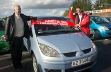 Salgsdirekt&oslash;r Per S. Henriksen og Pressekoordinator Tonny Soltau fra Mitsubishi Danmark jubler over k&aring;ringen af Mitsubishi Colt som 