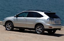 RX400h har 3,3-liter V6-motor plus el-motorer b&aring;de ved for- og bagaksel.