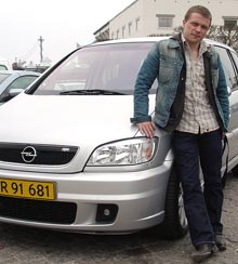 Jacob Andersen med sit magtfulde køretøj, Opel Zafira Flexivan OPC med 200 hestes motor.