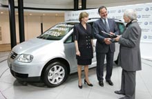 Organisation for sygdomsramte får glæde af jubilæumsbilen - Volkswagen nummer 100.000.000.