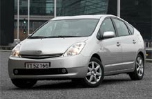 Endnu engang h&aelig;dres den milj&oslash;venlige Toyota Prius, som vi desv&aelig;rre ikke ser mange af i Danmark p&aring; grund af den h&oslash;je afgift.