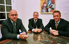 Brødrene Martin og Peter Grøftehauge har skabt en ægte dansk iværksættersucces. I midten ses faderen Niels Grøftehauge fungerer som markedsanalytiker for BilpriserPro.