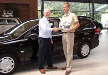 Thorkild Hansen blev lokket til Opel forhandleren Als Motor, hvor han blev overrasket af sælgeren Harry Nicolaj med blomster og beskeden om, at han havde vundet en Vectra 1,8 Wagon.