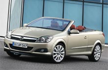 Med et tryk p&aring; en knap - eller ved at bruge fjernkontrollen - &aring;bnes og lukkes Opel Astra TwinTop helt automatisk p&aring; mindre end 30 sekunder.