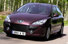 Med et salg i september p&aring; 430 stykker trak Peugeot 307 fra nr. 2 Toyota Avensis, der solgte 395.