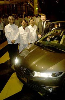 Start på masseproduktion på bil- og motorfabrikken i Swindon i Storbritannien. Honda sigter efter en stigning på 50 procent i salget af Civic på det europæiske marked.