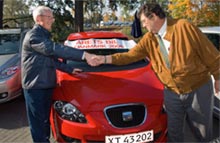 Formand for Motorjournalisternes Klub Danmark Finn Knudstrup (th) lyk&oslash;nsker Seats pressechef Henrik Hagen med k&aring;ringen af &Aring;rets bil 2006.