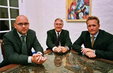 Brødrene Martin og Peter Grøftehauge bag iværksættersuccesen. I midten ses faderen Niels Grøftehauge, der er markedsanalytiker for BilpriserPro.