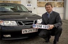 Danske politikere får deres første EU-nummerplade foræret af FDM.