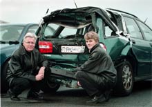 Christer Gustafsson fra forskningsgruppen og Lotta Jacobsson, ekspert i såkaldte piskesmældsskader, ved en Volvo V40, der har været udsat for en kollision.