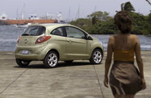 Olga Kurylenko p&aring; vej til sin Ford Ka i 007-filmen Quantum Solace.