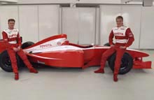 Skotten Allan McNish og Finnen Mika Salo udgør rygraden i Toyotas Formel 1-drøm.