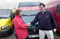 Formanden for Motorjournalisternes Klub
Danmark, redakt&oslash;r Finn Knudstrup, 
Berlingske Tidende, lyk&oslash;nsker Renault's 
informationschef Hanne Lindgaard med 
den fornemme titel.