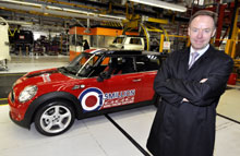 Ian Robertson foran den chilirøde MINI Clubman, som blev bil nummer 1,5 million fra fabrikken i Oxford