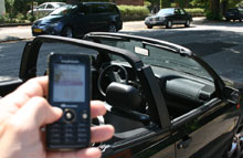 Med AutoLinQ ™ kan man f.eks. lukke vinduerne eller tjekke benzinmåleren på afstand af køretøjet. 