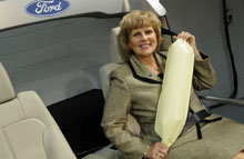 Sue Cischke fra Ford demonstrerer den oppustelige sikkerhedssele. Foto: Ford.