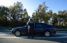 Som reglerne er i dag, så er det ulovligt at benytte en bil lejet i udlandet i Danmark. 