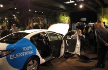 1.071 besøgende til Biler for Alle i Herning sad bag rettet i verdens første elbil med udskifteligt batteri.