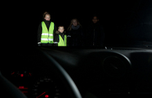 Fra venstre ses Pernille 13 år, Alexander 9 år, Anna 12 år og Victor 13 år under FDMs ”Bliv set i mørket”-event på FDM Sjællandsringen.