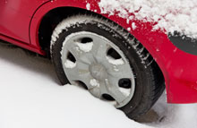 Hen imod slutningen af vintersæsonen kører mange bilister på nedslidte vinterdæk med ringe vejgreb.