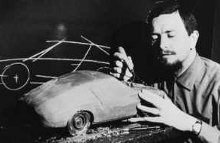 På dette foto fra 1968 står Ferdinand Alexander Porsche med en model af sin berømte Porsche 911. Foto: Porsche AG/AP.