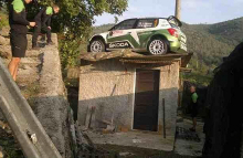 Juho Hänninens Skoda rallybil landede på toppen af et hustag, hvor den blev holdende! 