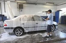 Inden vasken sprøjtes bilen over med et tykt lag specialshampoo.