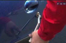 Det kan godt v&aelig;re, at nye biler har elektroniske l&aring;sesystemer og startsp&aelig;rrer, men det er stadig ikke nogen alvorlig hindring for en tyv. Se videoen nederst p&aring; siden.