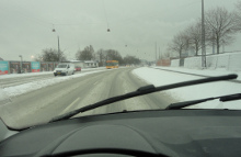 På grund af svingende temperaturer bliver nye snefald ofte hurtigt til sjap. Vand kombineret med især salt øger risikoen for rust på bilen.