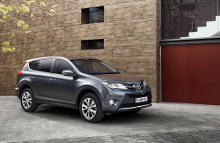 RAV4 fås enten med 2.0 liters benzinmotor, 2.0 liters dieselmotor eller 2.2 liters dieselmotor og er fra laveste udstyrsvariant udstyret med bl.a. aircondition og sædevarme.