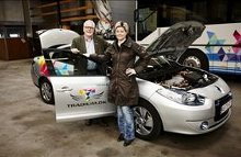 Skolens bestyrelsesformand S&oslash;ren S&oslash;rensen og uddannelseschef Lone Beck S&oslash;nderby, Tradium, med landets f&oslash;rste el-bil, der skal bruges til undervisning. (Foto: Jacob Lerche)