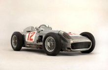 Juan Fangios mercedesracer fra Formel 1 sæsonen 1954/55 solgt for 169 millioner kr. Det er ny rekord og slår den gamle med hele 78 mio. kr.