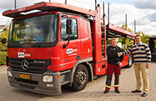 Jens Rasmussen, foran sin Mercedes-Benz Actros 1836, vogn 93, lykønskes af Mikael Voigt fra Mercedes-Benz Danmark.