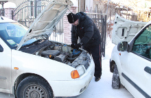 Hver dag kan hundredvis af biler med et gammelt batteri kan ikke starte i det kolde vejr, lyder meldingen fra Falck.