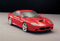 Umiddelbart er den ikke lige at skelne fra Ferrari 550 Maranello, men det er altså en 575 M Maranello, vi her kigger på.
