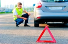 Før afgang bør du bl.a. undersøge, om bilen har en advarselstrekant, nødstopveste, førstehjælpstaske og en ekstra oliedunke.
