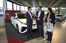 Overdragelsen af bilnøglerne blev foretaget af Kristian Krapper, adm. direktør hos Toyota i Danmark, og foregik hos Toyota-forhandleren STS Biler A/S i Herning