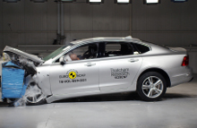  Der er helt som forventet de maksimale fem Euro NCAP-stjerner til både Volvo S90 og Volvo V90. Selv efter Euro NCAPs skrappere krav til nye biler, fremstår de som endog meget sikre.