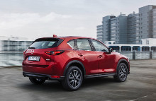 Det første man lægger mærke til ved den nye Mazda CX-5 er dog det meget rene og dynamiske karrosseridesign uden for mange linjer på kryds og tværs.