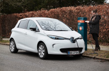 Renault Zoe var sidste år den mest solgte elbil herhjemme, og det kommer efter den nye aftale også til at gælde i 2017, vurderer Renaults direktør Anders Gadsbøll.