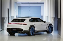 Silhuetten præges af den sportslige, bagudhældende taglinje,som Porsches designere kalder for bilens "flyline". 