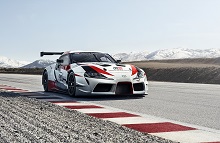 Konceptracerbilen GR Supra Racing Concept har et dramatisk design med en gigantisk hækvinge. 