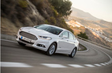 Prisen for den veludstyrede Mondeo Hybrid Titanium er 349.150 kr. inklusive levering, og den kan allerede nu opleves hos landets fem FordStores.