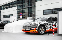 Med e-tron Charging Service tilbyder Audi en premium-opladningstjeneste forud for Audi e-trons markedsintroduktion.